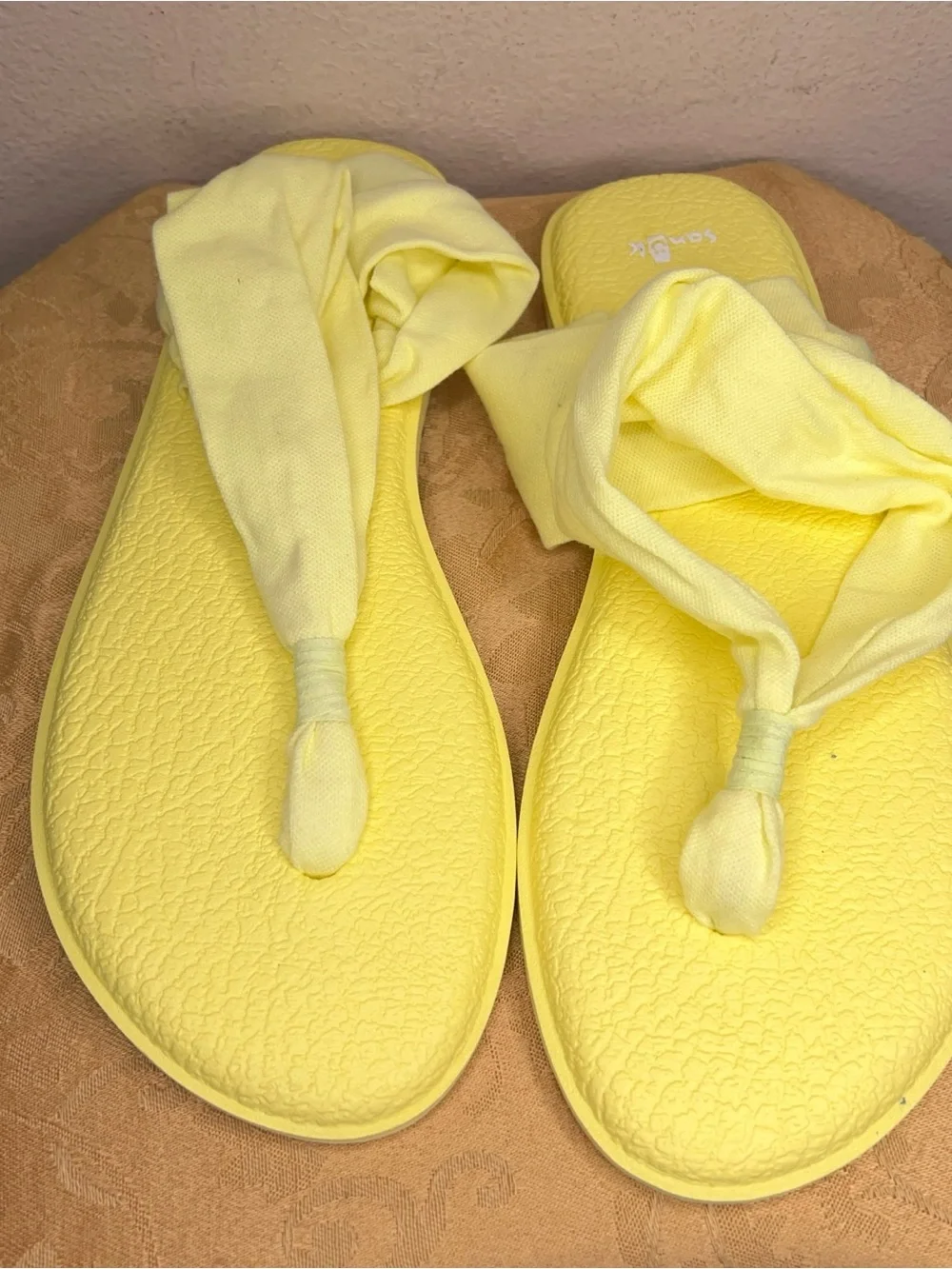 Size 9 Sanuk Yellow Nwot Sandals Soft Straps Comfy Beach Comfort Vacation